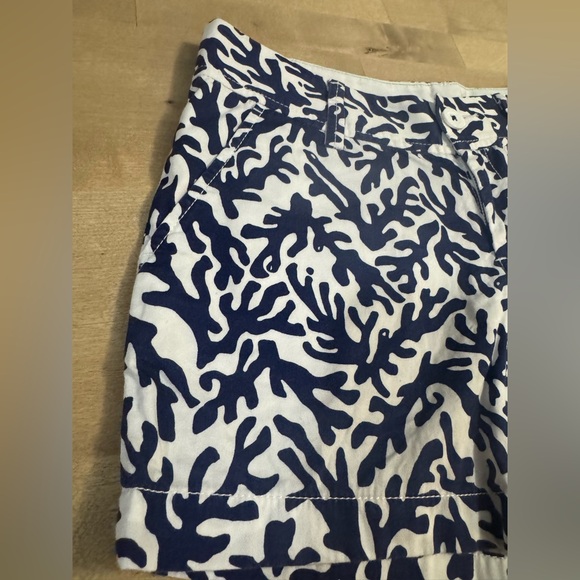 Lilly Pulitzer The Callahan shorts in Navy coral print - Picture 2 of 9